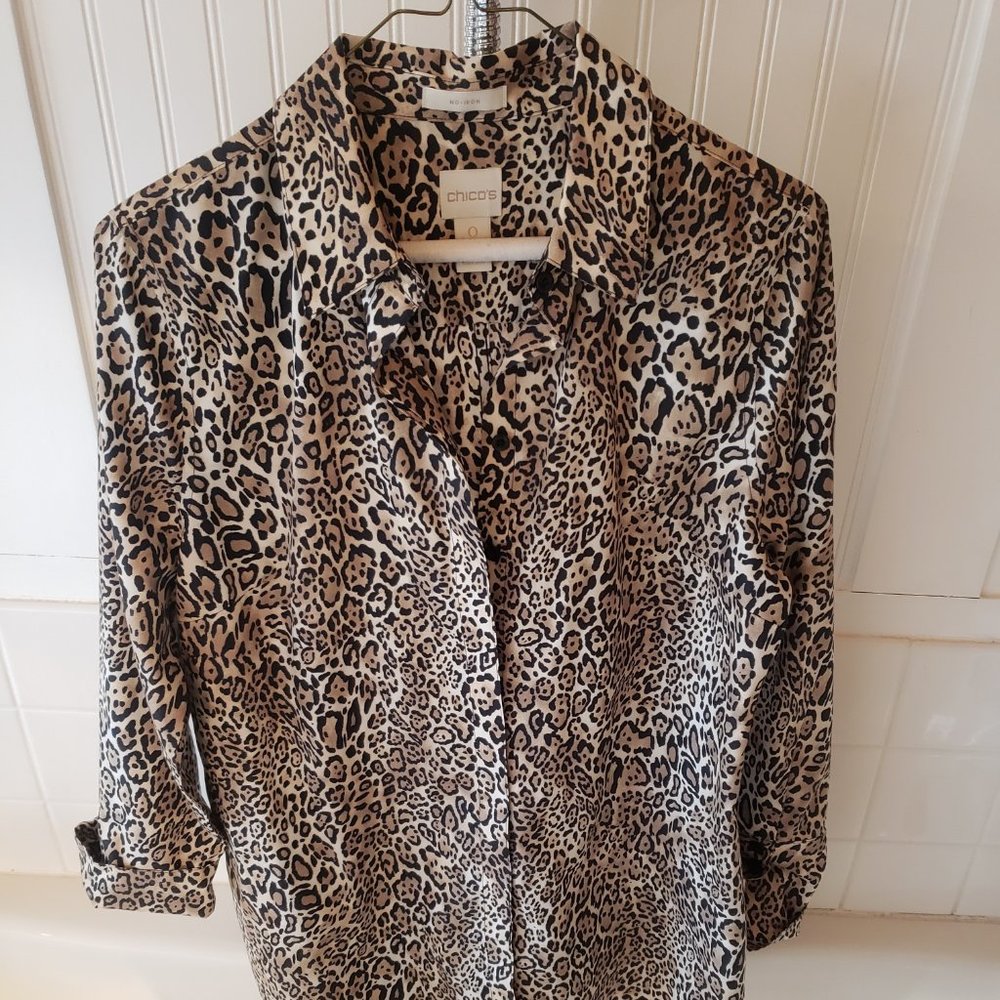 Chico's size 0 No-Iron Animal Print Button Down Blouse